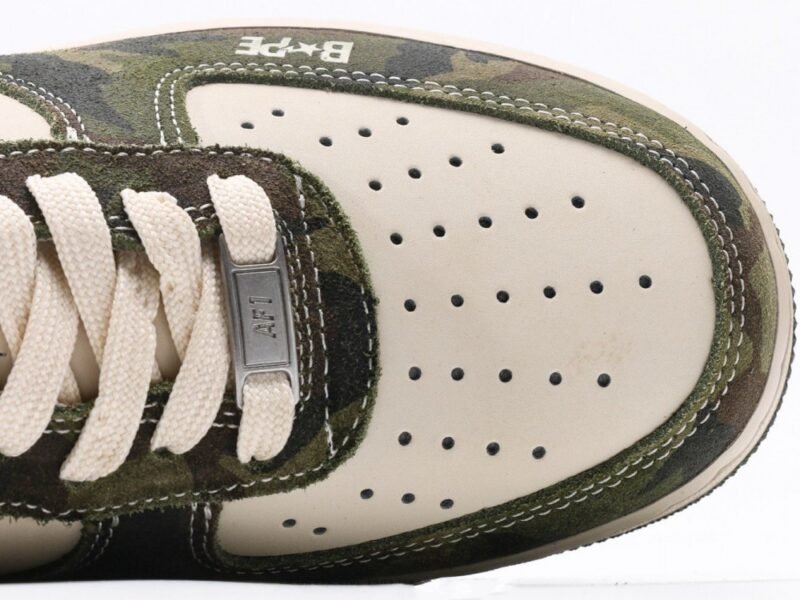 【AT3126】Bape x Nike Nike AIR FORCE 1‘07 エアフォース1ローカットベーシックカジュアルスポーツシューズ。柔らかく、弾力たっぷりのクッショニング性能と優れたミッドソールデザインが特徴で、レトロとモダンの外観が組み合わさり、30年以上にわたり世界中で人気のForce 1が完成しました。