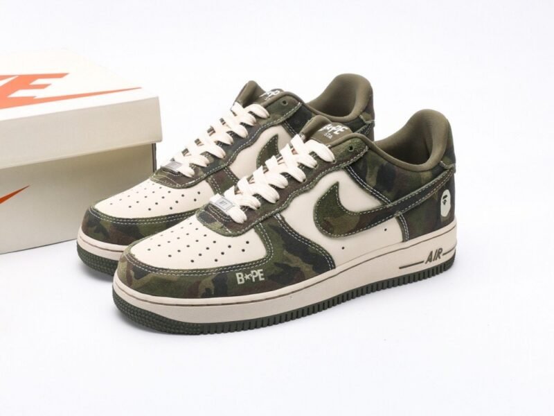 【AT3126】Bape x Nike Nike AIR FORCE 1‘07 エアフォース1ローカットベーシックカジュアルスポーツシューズ。柔らかく、弾力たっぷりのクッショニング性能と優れたミッドソールデザインが特徴で、レトロとモダンの外観が組み合わさり、30年以上にわたり世界中で人気のForce 1が完成しました。