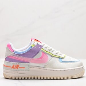 【AT3127】NIKE WMNS Air Force 1 Shadowの新しい女性向け構築主義デザイン、マカロンエアフォース1号の軽量ハイカットスニーカー。クラシックなデザインに遊び心を注入し、レイヤード構造や大きなミッドソール、そして二重のブランドロゴを取り入れました。