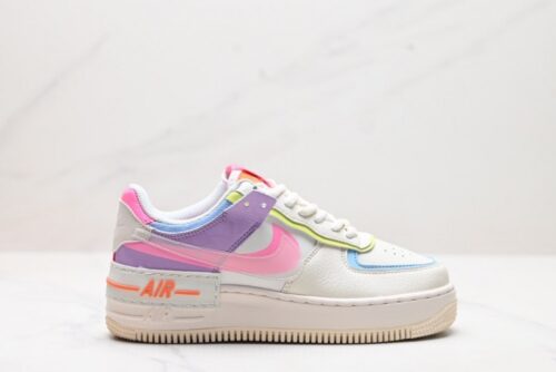 【AT3127】NIKE WMNS Air Force 1 Shadowの新しい女性向け構築主義デザイン、マカロンエアフォース1号の軽量ハイカットスニーカー。クラシックなデザインに遊び心を注入し、レイヤード構造や大きなミッドソール、そして二重のブランドロゴを取り入れました。
