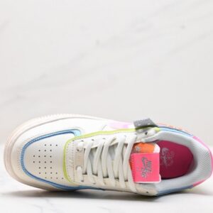 【AT3127】NIKE WMNS Air Force 1 Shadowの新しい女性向け構築主義デザイン、マカロンエアフォース1号の軽量ハイカットスニーカー。クラシックなデザインに遊び心を注入し、レイヤード構造や大きなミッドソール、そして二重のブランドロゴを取り入れました。