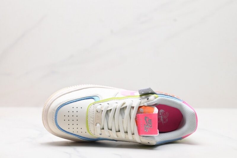 【AT3127】NIKE WMNS Air Force 1 Shadowの新しい女性向け構築主義デザイン、マカロンエアフォース1号の軽量ハイカットスニーカー。クラシックなデザインに遊び心を注入し、レイヤード構造や大きなミッドソール、そして二重のブランドロゴを取り入れました。