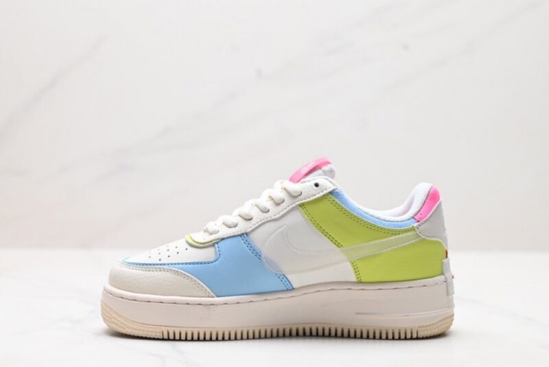 【AT3127】NIKE WMNS Air Force 1 Shadowの新しい女性向け構築主義デザイン、マカロンエアフォース1号の軽量ハイカットスニーカー。クラシックなデザインに遊び心を注入し、レイヤード構造や大きなミッドソール、そして二重のブランドロゴを取り入れました。