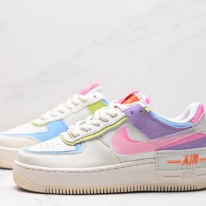 【AT3127】NIKE WMNS Air Force 1 Shadowの新しい女性向け構築主義デザイン、マカロンエアフォース1号の軽量ハイカットスニーカー。クラシックなデザインに遊び心を注入し、レイヤード構造や大きなミッドソール、そして二重のブランドロゴを取り入れました。