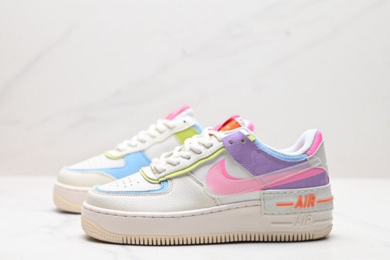 【AT3127】NIKE WMNS Air Force 1 Shadowの新しい女性向け構築主義デザイン、マカロンエアフォース1号の軽量ハイカットスニーカー。クラシックなデザインに遊び心を注入し、レイヤード構造や大きなミッドソール、そして二重のブランドロゴを取り入れました。