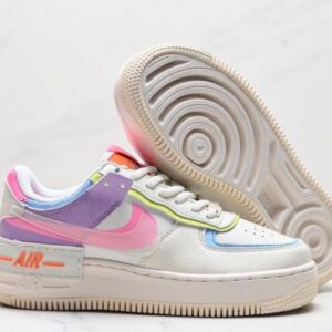 【AT3127】NIKE WMNS Air Force 1 Shadowの新しい女性向け構築主義デザイン、マカロンエアフォース1号の軽量ハイカットスニーカー。クラシックなデザインに遊び心を注入し、レイヤード構造や大きなミッドソール、そして二重のブランドロゴを取り入れました。