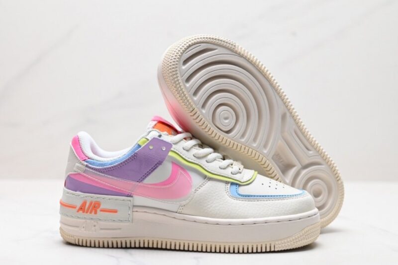 【AT3127】NIKE WMNS Air Force 1 Shadowの新しい女性向け構築主義デザイン、マカロンエアフォース1号の軽量ハイカットスニーカー。クラシックなデザインに遊び心を注入し、レイヤード構造や大きなミッドソール、そして二重のブランドロゴを取り入れました。