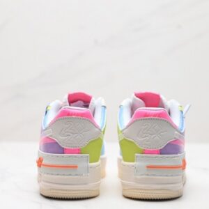 【AT3127】NIKE WMNS Air Force 1 Shadowの新しい女性向け構築主義デザイン、マカロンエアフォース1号の軽量ハイカットスニーカー。クラシックなデザインに遊び心を注入し、レイヤード構造や大きなミッドソール、そして二重のブランドロゴを取り入れました。