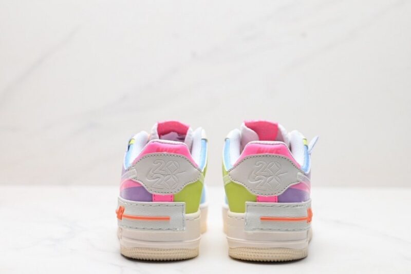 【AT3127】NIKE WMNS Air Force 1 Shadowの新しい女性向け構築主義デザイン、マカロンエアフォース1号の軽量ハイカットスニーカー。クラシックなデザインに遊び心を注入し、レイヤード構造や大きなミッドソール、そして二重のブランドロゴを取り入れました。