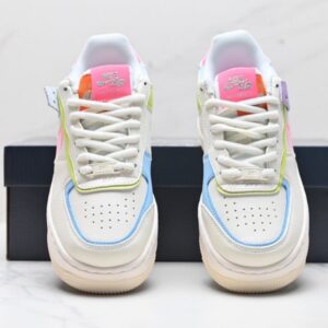 【AT3127】NIKE WMNS Air Force 1 Shadowの新しい女性向け構築主義デザイン、マカロンエアフォース1号の軽量ハイカットスニーカー。クラシックなデザインに遊び心を注入し、レイヤード構造や大きなミッドソール、そして二重のブランドロゴを取り入れました。