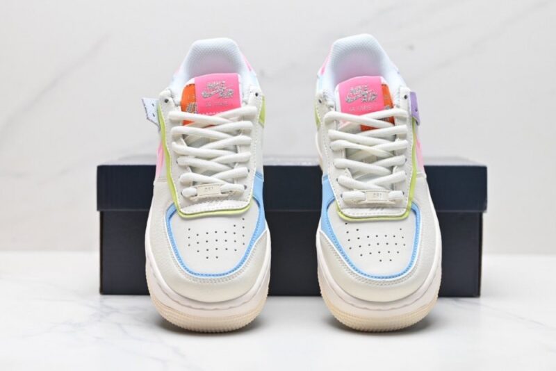 【AT3127】NIKE WMNS Air Force 1 Shadowの新しい女性向け構築主義デザイン、マカロンエアフォース1号の軽量ハイカットスニーカー。クラシックなデザインに遊び心を注入し、レイヤード構造や大きなミッドソール、そして二重のブランドロゴを取り入れました。
