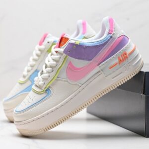 【AT3127】NIKE WMNS Air Force 1 Shadowの新しい女性向け構築主義デザイン、マカロンエアフォース1号の軽量ハイカットスニーカー。クラシックなデザインに遊び心を注入し、レイヤード構造や大きなミッドソール、そして二重のブランドロゴを取り入れました。
