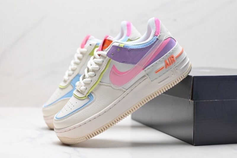【AT3127】NIKE WMNS Air Force 1 Shadowの新しい女性向け構築主義デザイン、マカロンエアフォース1号の軽量ハイカットスニーカー。クラシックなデザインに遊び心を注入し、レイヤード構造や大きなミッドソール、そして二重のブランドロゴを取り入れました。