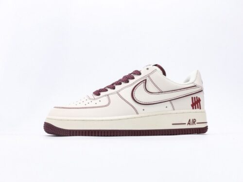 【AT3128】Undefeated x NikeのAIR FORCE 1‘07は、柔軟で弾力性に富んだクッショニングと優れたミッドソールデザインを備えた、多くの人々に愛されてきた伝説的なスニーカーです。そのレトロと現代のデザインが融合した外観は、世界中で人気を博しています。