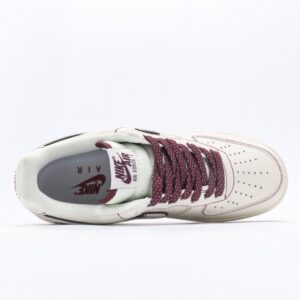 【AT3128】Undefeated x NikeのAIR FORCE 1‘07は、柔軟で弾力性に富んだクッショニングと優れたミッドソールデザインを備えた、多くの人々に愛されてきた伝説的なスニーカーです。そのレトロと現代のデザインが融合した外観は、世界中で人気を博しています。