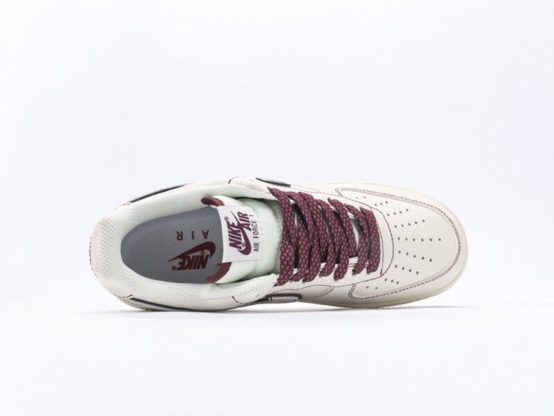 【AT3128】Undefeated x NikeのAIR FORCE 1‘07は、柔軟で弾力性に富んだクッショニングと優れたミッドソールデザインを備えた、多くの人々に愛されてきた伝説的なスニーカーです。そのレトロと現代のデザインが融合した外観は、世界中で人気を博しています。
