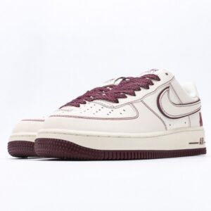 【AT3128】Undefeated x NikeのAIR FORCE 1‘07は、柔軟で弾力性に富んだクッショニングと優れたミッドソールデザインを備えた、多くの人々に愛されてきた伝説的なスニーカーです。そのレトロと現代のデザインが融合した外観は、世界中で人気を博しています。