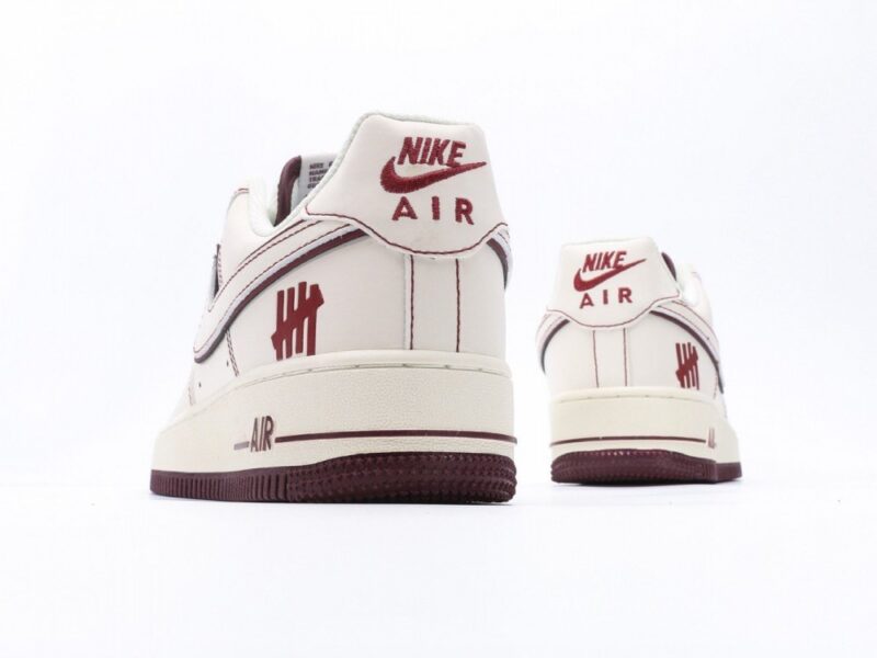 【AT3128】Undefeated x NikeのAIR FORCE 1‘07は、柔軟で弾力性に富んだクッショニングと優れたミッドソールデザインを備えた、多くの人々に愛されてきた伝説的なスニーカーです。そのレトロと現代のデザインが融合した外観は、世界中で人気を博しています。
