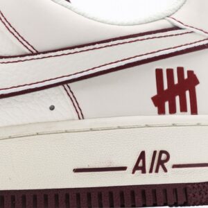 【AT3128】Undefeated x NikeのAIR FORCE 1‘07は、柔軟で弾力性に富んだクッショニングと優れたミッドソールデザインを備えた、多くの人々に愛されてきた伝説的なスニーカーです。そのレトロと現代のデザインが融合した外観は、世界中で人気を博しています。