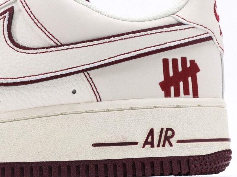 【AT3128】Undefeated x NikeのAIR FORCE 1‘07は、柔軟で弾力性に富んだクッショニングと優れたミッドソールデザインを備えた、多くの人々に愛されてきた伝説的なスニーカーです。そのレトロと現代のデザインが融合した外観は、世界中で人気を博しています。