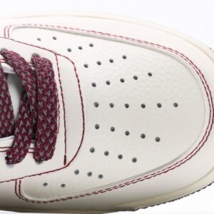 【AT3128】Undefeated x NikeのAIR FORCE 1‘07は、柔軟で弾力性に富んだクッショニングと優れたミッドソールデザインを備えた、多くの人々に愛されてきた伝説的なスニーカーです。そのレトロと現代のデザインが融合した外観は、世界中で人気を博しています。
