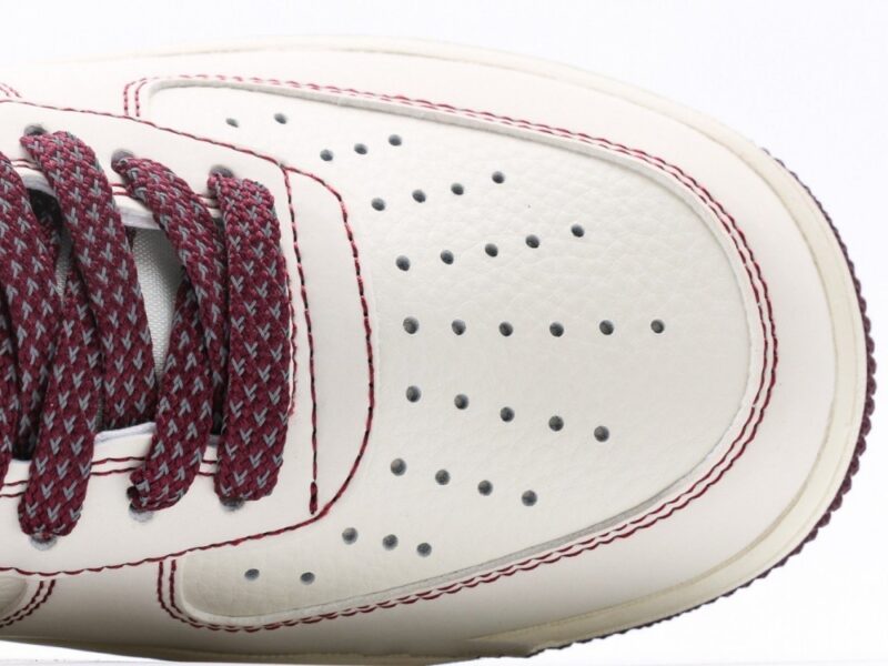 【AT3128】Undefeated x NikeのAIR FORCE 1‘07は、柔軟で弾力性に富んだクッショニングと優れたミッドソールデザインを備えた、多くの人々に愛されてきた伝説的なスニーカーです。そのレトロと現代のデザインが融合した外観は、世界中で人気を博しています。