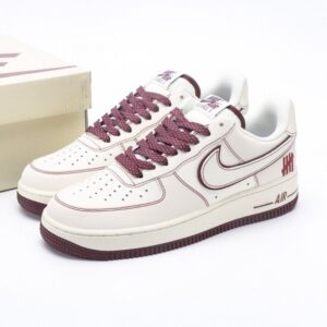【AT3128】Undefeated x NikeのAIR FORCE 1‘07は、柔軟で弾力性に富んだクッショニングと優れたミッドソールデザインを備えた、多くの人々に愛されてきた伝説的なスニーカーです。そのレトロと現代のデザインが融合した外観は、世界中で人気を博しています。