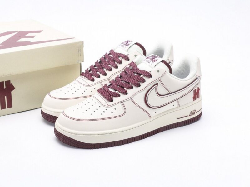 【AT3128】Undefeated x NikeのAIR FORCE 1‘07は、柔軟で弾力性に富んだクッショニングと優れたミッドソールデザインを備えた、多くの人々に愛されてきた伝説的なスニーカーです。そのレトロと現代のデザインが融合した外観は、世界中で人気を博しています。