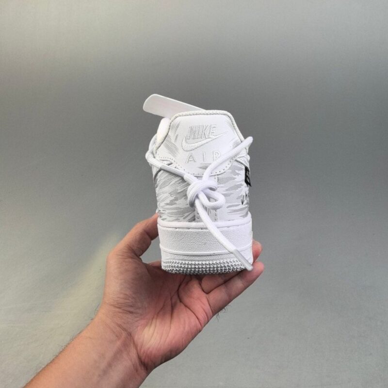 【AT3130】爆発的な人気の二次元テーマのNike Air Force 1 Low'07トレンドのシンボル、シューレースのないロートップカジュアルシューズ。