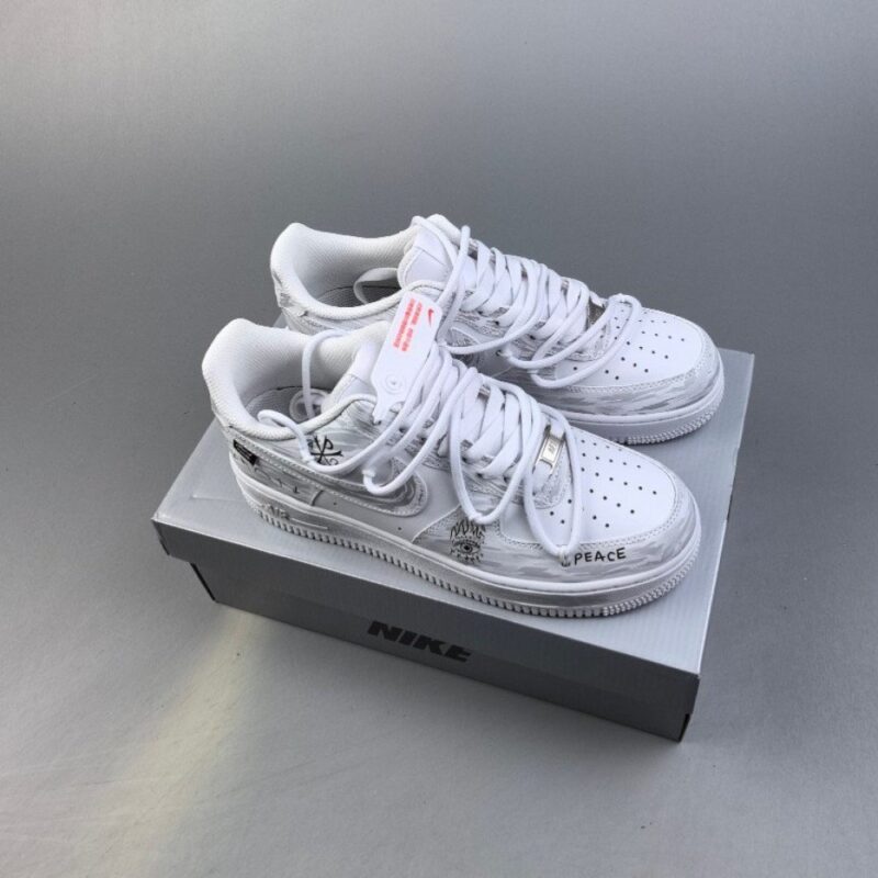 【AT3130】爆発的な人気の二次元テーマのNike Air Force 1 Low'07トレンドのシンボル、シューレースのないロートップカジュアルシューズ。