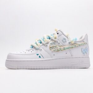 【AT3131】Nike AIR FORCE 1 ‘07 エアフォース1ローカットユニセックスカジュアルスポーツシューズ。柔らかく、弾力性のあるクッショニング性能と優れたミッドソールデザインを備え、レトロと現代の外観が融合し、30年以上にわたって世界中で大流行しているForce 1。