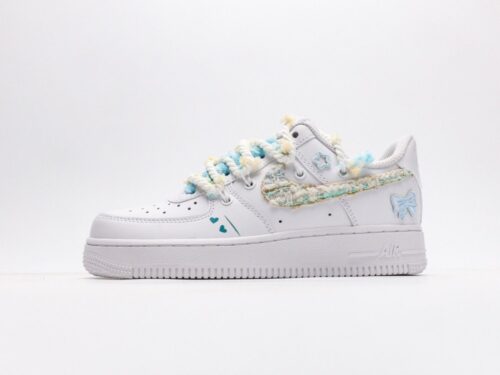 【AT3131】Nike AIR FORCE 1 ‘07 エアフォース1ローカットユニセックスカジュアルスポーツシューズ。柔らかく、弾力性のあるクッショニング性能と優れたミッドソールデザインを備え、レトロと現代の外観が融合し、30年以上にわたって世界中で大流行しているForce 1。