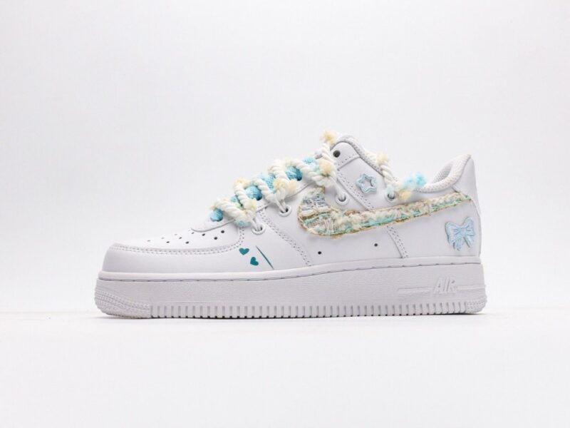 【AT3131】Nike AIR FORCE 1 ‘07 エアフォース1ローカットユニセックスカジュアルスポーツシューズ。柔らかく、弾力性のあるクッショニング性能と優れたミッドソールデザインを備え、レトロと現代の外観が融合し、30年以上にわたって世界中で大流行しているForce 1。