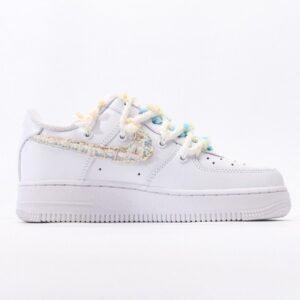 【AT3131】Nike AIR FORCE 1 ‘07 エアフォース1ローカットユニセックスカジュアルスポーツシューズ。柔らかく、弾力性のあるクッショニング性能と優れたミッドソールデザインを備え、レトロと現代の外観が融合し、30年以上にわたって世界中で大流行しているForce 1。