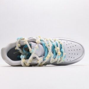 【AT3131】Nike AIR FORCE 1 ‘07 エアフォース1ローカットユニセックスカジュアルスポーツシューズ。柔らかく、弾力性のあるクッショニング性能と優れたミッドソールデザインを備え、レトロと現代の外観が融合し、30年以上にわたって世界中で大流行しているForce 1。