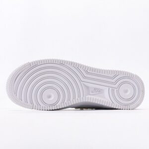 【AT3131】Nike AIR FORCE 1 ‘07 エアフォース1ローカットユニセックスカジュアルスポーツシューズ。柔らかく、弾力性のあるクッショニング性能と優れたミッドソールデザインを備え、レトロと現代の外観が融合し、30年以上にわたって世界中で大流行しているForce 1。