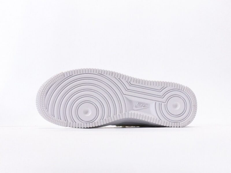 【AT3131】Nike AIR FORCE 1 ‘07 エアフォース1ローカットユニセックスカジュアルスポーツシューズ。柔らかく、弾力性のあるクッショニング性能と優れたミッドソールデザインを備え、レトロと現代の外観が融合し、30年以上にわたって世界中で大流行しているForce 1。