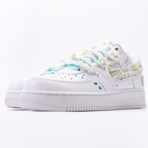 【AT3131】Nike AIR FORCE 1 ‘07 エアフォース1ローカットユニセックスカジュアルスポーツシューズ。柔らかく、弾力性のあるクッショニング性能と優れたミッドソールデザインを備え、レトロと現代の外観が融合し、30年以上にわたって世界中で大流行しているForce 1。
