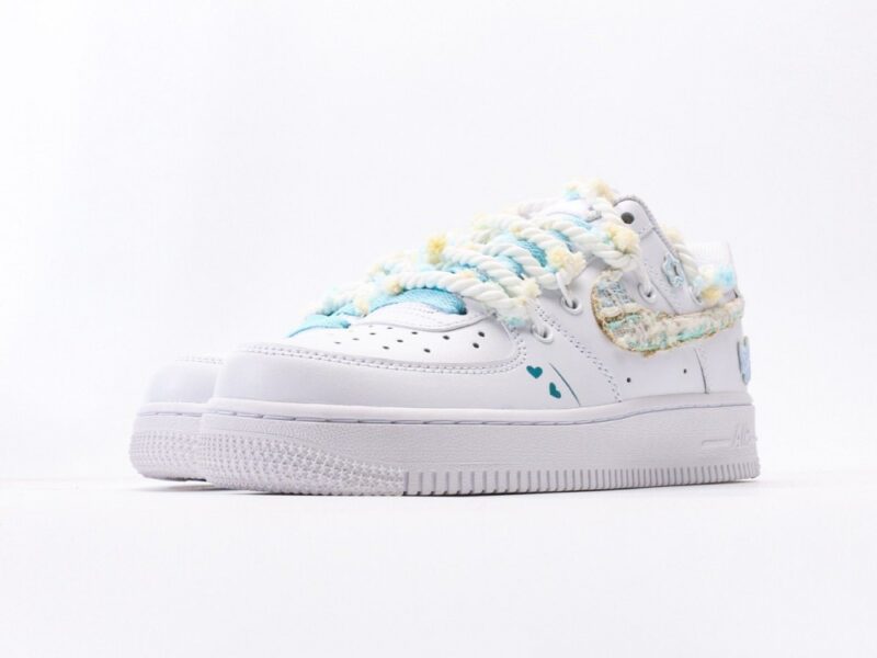 【AT3131】Nike AIR FORCE 1 ‘07 エアフォース1ローカットユニセックスカジュアルスポーツシューズ。柔らかく、弾力性のあるクッショニング性能と優れたミッドソールデザインを備え、レトロと現代の外観が融合し、30年以上にわたって世界中で大流行しているForce 1。