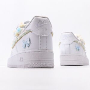 【AT3131】Nike AIR FORCE 1 ‘07 エアフォース1ローカットユニセックスカジュアルスポーツシューズ。柔らかく、弾力性のあるクッショニング性能と優れたミッドソールデザインを備え、レトロと現代の外観が融合し、30年以上にわたって世界中で大流行しているForce 1。