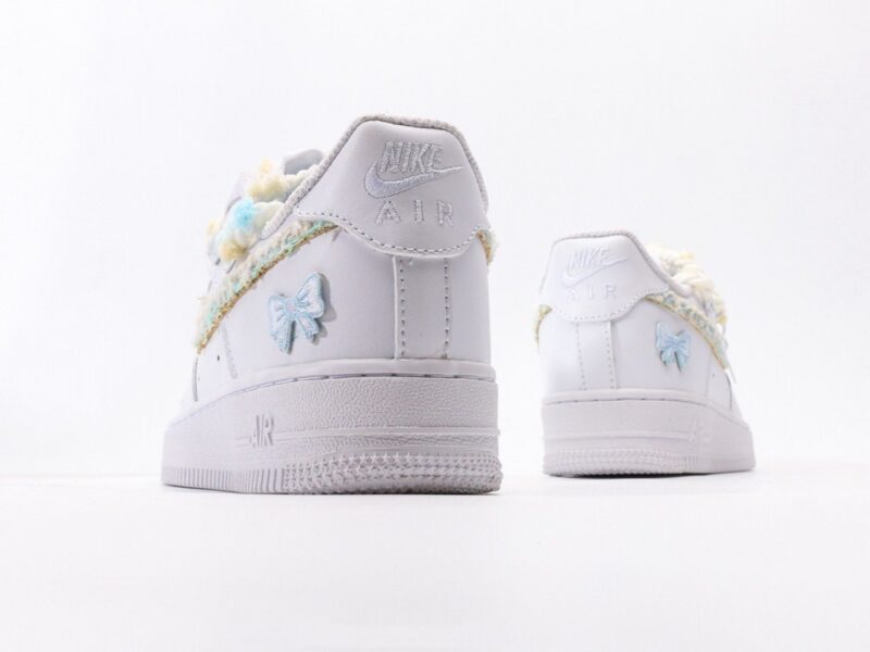 【AT3131】Nike AIR FORCE 1 ‘07 エアフォース1ローカットユニセックスカジュアルスポーツシューズ。柔らかく、弾力性のあるクッショニング性能と優れたミッドソールデザインを備え、レトロと現代の外観が融合し、30年以上にわたって世界中で大流行しているForce 1。
