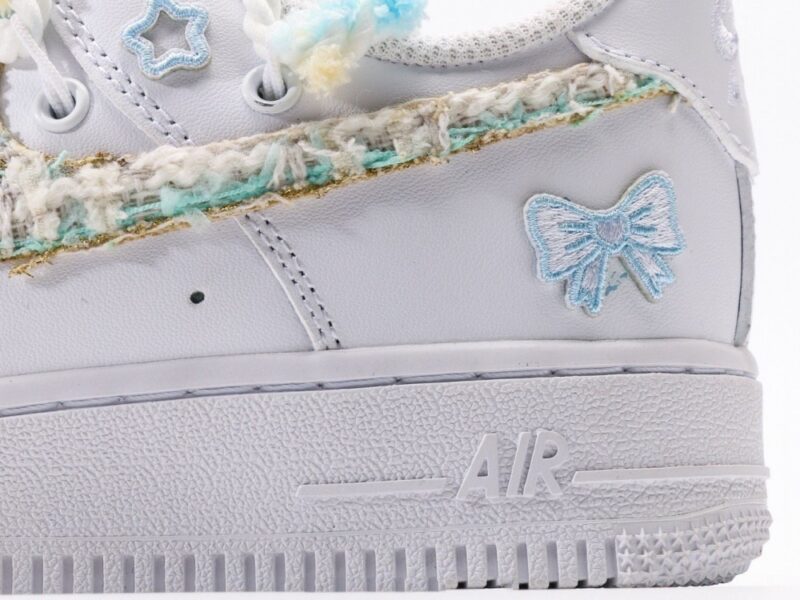 【AT3131】Nike AIR FORCE 1 ‘07 エアフォース1ローカットユニセックスカジュアルスポーツシューズ。柔らかく、弾力性のあるクッショニング性能と優れたミッドソールデザインを備え、レトロと現代の外観が融合し、30年以上にわたって世界中で大流行しているForce 1。