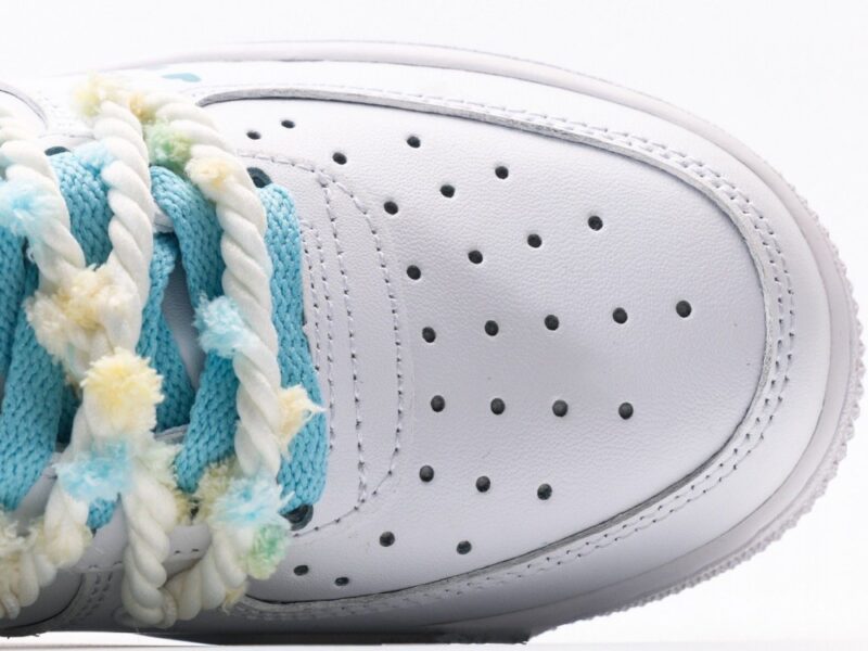 【AT3131】Nike AIR FORCE 1 ‘07 エアフォース1ローカットユニセックスカジュアルスポーツシューズ。柔らかく、弾力性のあるクッショニング性能と優れたミッドソールデザインを備え、レトロと現代の外観が融合し、30年以上にわたって世界中で大流行しているForce 1。