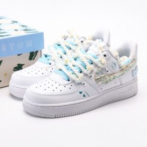 【AT3131】Nike AIR FORCE 1 ‘07 エアフォース1ローカットユニセックスカジュアルスポーツシューズ。柔らかく、弾力性のあるクッショニング性能と優れたミッドソールデザインを備え、レトロと現代の外観が融合し、30年以上にわたって世界中で大流行しているForce 1。