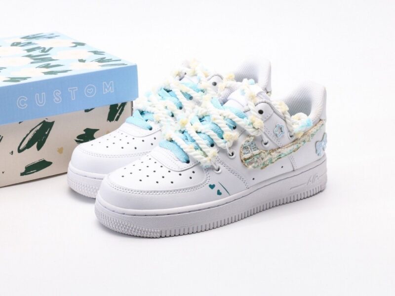 【AT3131】Nike AIR FORCE 1 ‘07 エアフォース1ローカットユニセックスカジュアルスポーツシューズ。柔らかく、弾力性のあるクッショニング性能と優れたミッドソールデザインを備え、レトロと現代の外観が融合し、30年以上にわたって世界中で大流行しているForce 1。