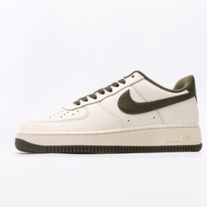 【AT3132】Nike ナイキ AIR FORCE 1‘07 エアフォース1ローカットベーシックなカジュアルスポーツシューズ。柔らかく、弾力のあるクッショニング性能と優れたミッドソールデザインが特徴で、レトロと現代の外観が融合し、30年以上にわたって世界中で人気を博しています。