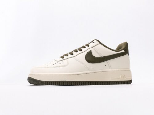 【AT3132】Nike ナイキ AIR FORCE 1‘07 エアフォース1ローカットベーシックなカジュアルスポーツシューズ。柔らかく、弾力のあるクッショニング性能と優れたミッドソールデザインが特徴で、レトロと現代の外観が融合し、30年以上にわたって世界中で人気を博しています。