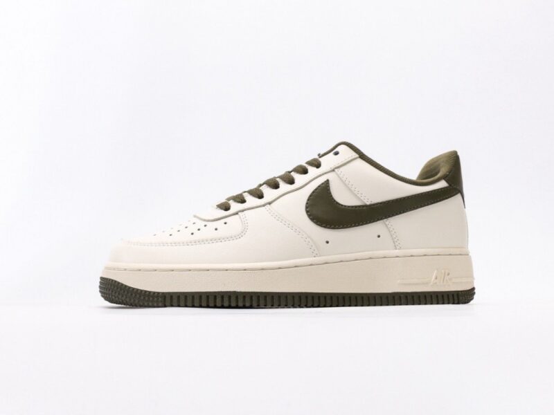 【AT3132】Nike ナイキ AIR FORCE 1‘07 エアフォース1ローカットベーシックなカジュアルスポーツシューズ。柔らかく、弾力のあるクッショニング性能と優れたミッドソールデザインが特徴で、レトロと現代の外観が融合し、30年以上にわたって世界中で人気を博しています。