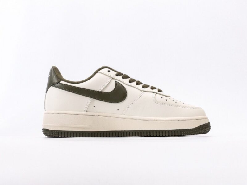 【AT3132】Nike ナイキ AIR FORCE 1‘07 エアフォース1ローカットベーシックなカジュアルスポーツシューズ。柔らかく、弾力のあるクッショニング性能と優れたミッドソールデザインが特徴で、レトロと現代の外観が融合し、30年以上にわたって世界中で人気を博しています。