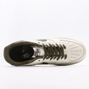 【AT3132】Nike ナイキ AIR FORCE 1‘07 エアフォース1ローカットベーシックなカジュアルスポーツシューズ。柔らかく、弾力のあるクッショニング性能と優れたミッドソールデザインが特徴で、レトロと現代の外観が融合し、30年以上にわたって世界中で人気を博しています。